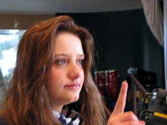 Maria Rix (Absolventin 2010) erhebt den Finger?